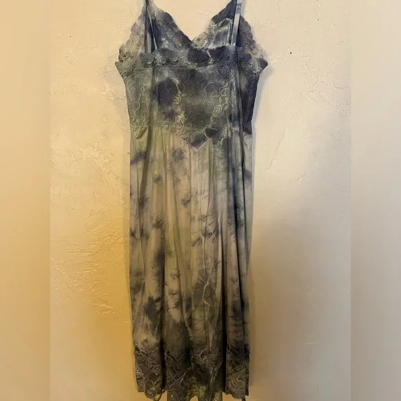 Vintage slip dress. No tag. Best fits a small or medium. Lingerie/nightgown - Picture 3 of 3